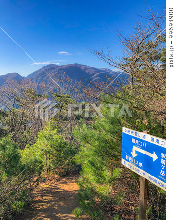 鈴鹿セブンマウンテンの釈迦ヶ岳登山：中尾根登山道の鳴滝コバから見る御在所岳 99698900