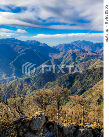 鈴鹿セブンマウンテンの釈迦ヶ岳登山：松尾尾根登山道から見る雨乞岳とイブネ 99698905