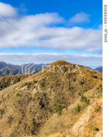 鈴鹿セブンマウンテンの釈迦ヶ岳登山：松尾尾根登山道から見る猫岳と雨乞岳 99698908