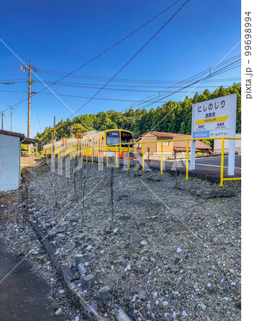 三重県いなべ市の三岐鉄道三岐線の車両（西武新宿線の車両） 99698994