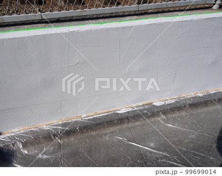 コンクリート構造物(擁壁)の剥落防止工事でコテ仕上げした様子 コンクリート構造物(擁壁)の剥落防止工事でコテ仕上げした様子 99699014