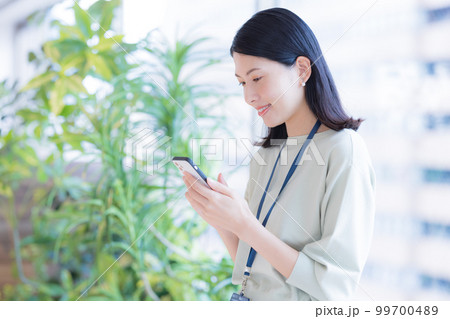 ビジネスシーン　オフィスで働く女性　撮影協力：WEEK芝大門（サンフロンティア不動産） 99700489