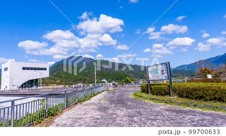 竜門ダム「ダム堤防と休憩所・駐車場から観える風景」背景は朝空と紅葉風景 竜門ダム「ダム堤防と休憩所・駐車場から観える風景」背景は朝空と紅葉風景 99700633