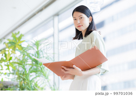 ビジネスシーン　シェアオフィスで働く女性　撮影協力：WEEK芝大門（サンフロンティア不動産） 99701036