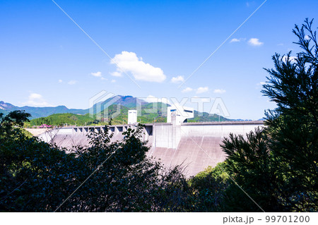 竜門ダム「竜門ダムへ行く道から観える風景」背景は朝空と紅葉風景 99701200