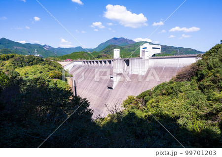 竜門ダム「竜門ダムへ行く道から観える風景」背景は朝空と紅葉風景 竜門ダム「竜門ダムへ行く道から観える風景」背景は朝空と紅葉風景 99701203
