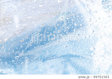 水色とクリアな背景と細かな雫 99701563