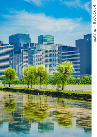 丸の内の高層ビル群 99701654
