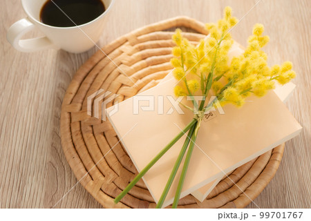 ミモザと雑誌とコーヒー【春イメージ】 99701767