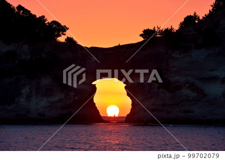 円月島の夕日 円月島の夕日 99702079