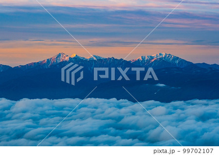 車山の夜明け(山頂から南アルプスを望む) 車山の夜明け(山頂から南アルプスを望む) 99702107