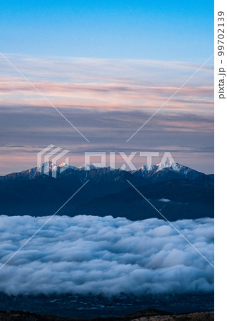 車山の夜明け（山頂から南アルプスを望む） 99702139