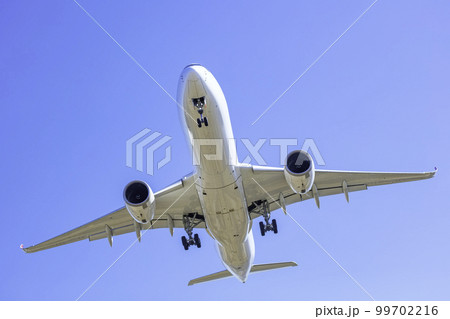 着陸する飛行機 エアバスA350-900 着陸する飛行機 エアバスA350-900 99702216