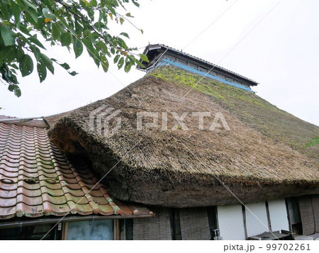 志和堀の茅葺屋根の古民家 (広島県東広島市) 志和堀の茅葺屋根の古民家 (広島県東広島市) 99702261