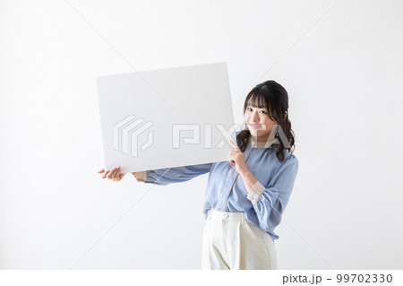 パネルを持つ女性 99702330