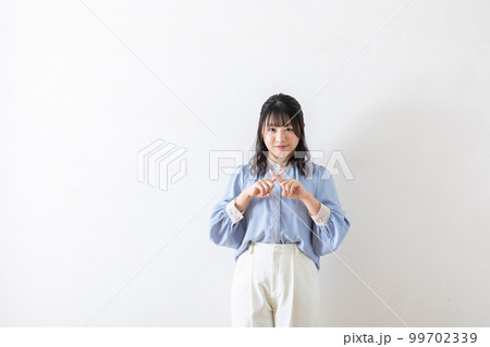 指でバツを作る女性 指でバツを作る女性 99702339
