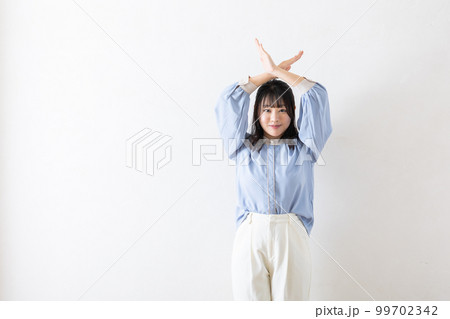 腕でバツを作る女性 99702342
