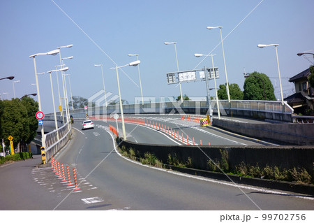 都市近郊の長閑な交通量の流れのハイウェイ 99702756
