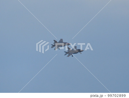 ステルス戦闘機 F-35A 編隊飛行 99702899