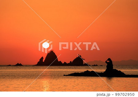 静岡西伊豆_大田子海岸の絶景夕陽 99702950