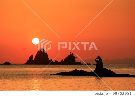 静岡西伊豆_大田子海岸の絶景夕陽 99702951
