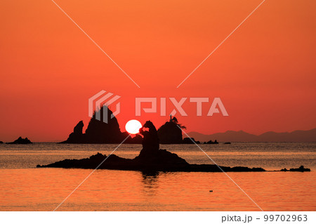 静岡西伊豆_大田子海岸の絶景夕陽 99702963