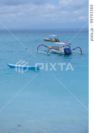レンボンガン島ジュングバトゥ村の海。バリ島から高速船で30分の離島 99703368