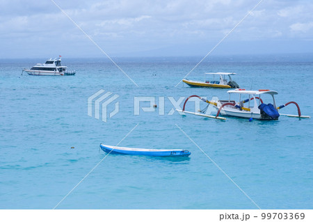 レンボンガン島ジュングバトゥ村の海。バリ島から高速船で30分の離島 レンボンガン島ジュングバトゥ村の海。バリ島から高速船で30分の離島 99703369