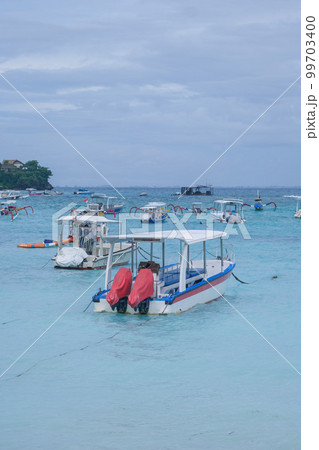 レンボンガン島ジュングバトゥ村の海。バリ島から高速船で30分の離島 レンボンガン島ジュングバトゥ村の海。バリ島から高速船で30分の離島 99703400