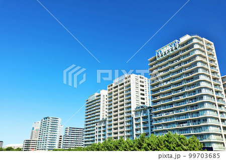 青空のマンション街 99703685