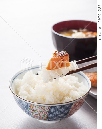 鮭の西京焼きとごはん 鮭の西京焼きとごはん 99704288