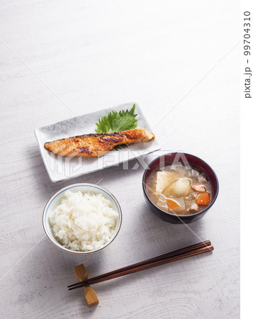 鮭の西京焼きとごはんと豚汁 99704310