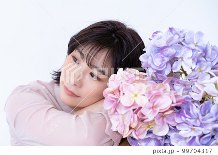 ショートボブの女性 99704317