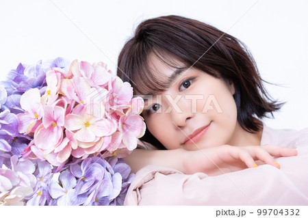 ショートボブの女性 99704332