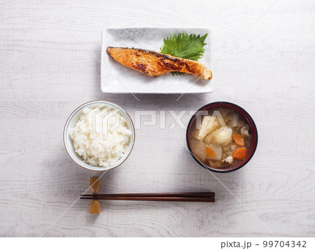 鮭の西京焼きとごはんと豚汁 99704342