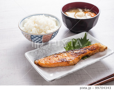 鮭の西京焼きとごはんと豚汁 鮭の西京焼きとごはんと豚汁 99704343