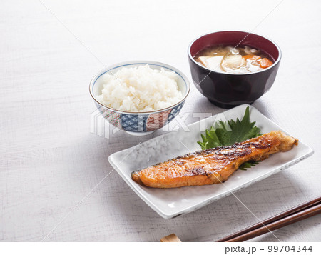 鮭の西京焼きとごはんと豚汁 99704344