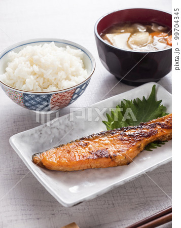 鮭の西京焼きとごはんと豚汁 鮭の西京焼きとごはんと豚汁 99704345