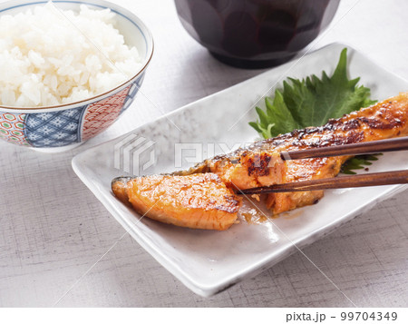 鮭の西京焼きとごはんと豚汁 99704349