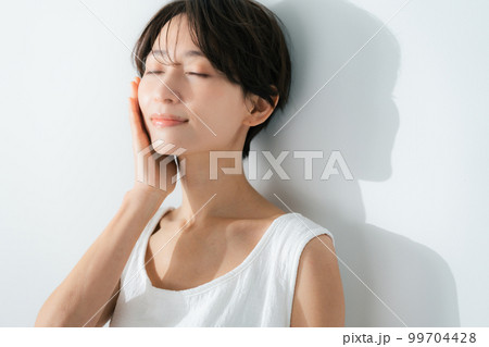 日差しを浴びる40代女性 99704428