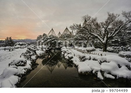 朝焼けの雪景色が美しい兼六園 朝焼けの雪景色が美しい兼六園 99704499