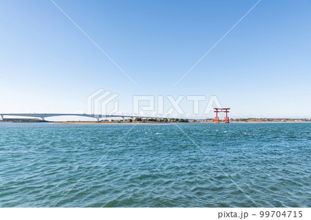 静岡県浜松市 快晴の浜名湖の風景とシンボルの赤鳥居 静岡県浜松市 快晴の浜名湖の風景とシンボルの赤鳥居 99704715