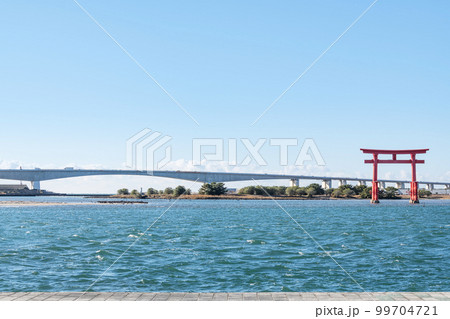静岡県浜松市　快晴の浜名湖の風景とシンボルの赤鳥居 99704721