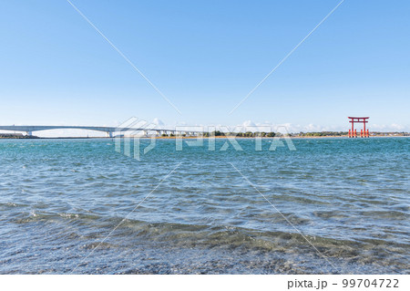 静岡県浜松市 快晴の浜名湖の風景とシンボルの赤鳥居 静岡県浜松市 快晴の浜名湖の風景とシンボルの赤鳥居 99704722