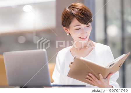 ビジネスシーン　オフィスで働く女性　撮影協力：WEEK芝大門（サンフロンティア不動産） 99704749