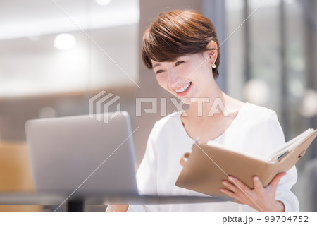 ビジネスシーン オフィスで働く女性 撮影協力:WEEK芝大門(サンフロンティア不動産) ビジネスシーン オフィスで働く女性 撮影協力:WEEK芝大門(サンフロンティア不動産) 99704752