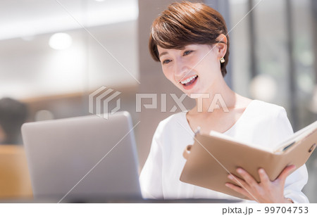 ビジネスシーン オフィスで働く女性 撮影協力:WEEK芝大門(サンフロンティア不動産) ビジネスシーン オフィスで働く女性 撮影協力:WEEK芝大門(サンフロンティア不動産) 99704753