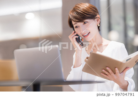 ビジネスシーン　オフィスで働く女性　撮影協力：WEEK芝大門（サンフロンティア不動産） 99704791