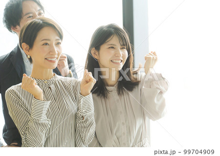 ガッツポーズをする複数の写真 ガッツポーズをする複数の写真 99704909