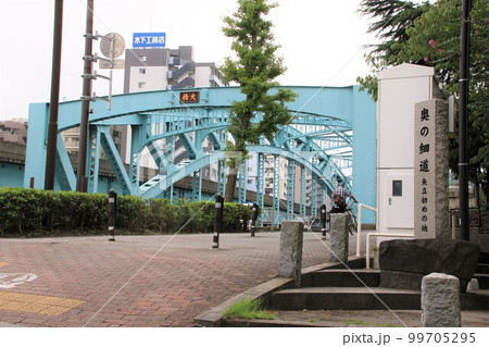 奥の細道の碑と千住大橋 99705295